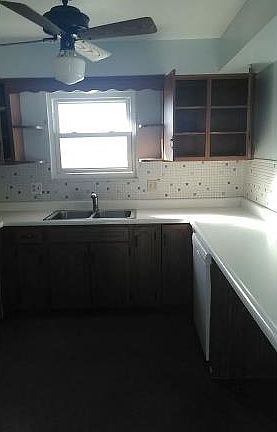 3rd image of 611 Willow Springs Dr