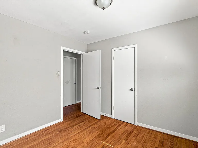 509 Avenue J — Photo 13