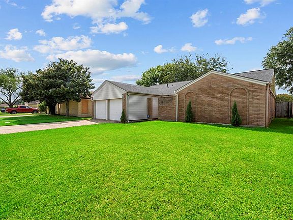 2nd image of 3814 Mackinac Ln
