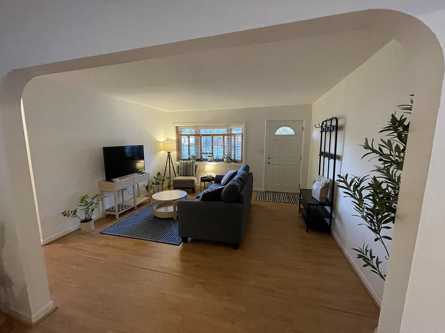 Furnished Single Family Home with Fenced Backyard — Photo 4