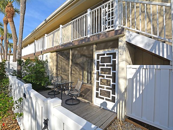 3rd image of 703 Manatee Ave
