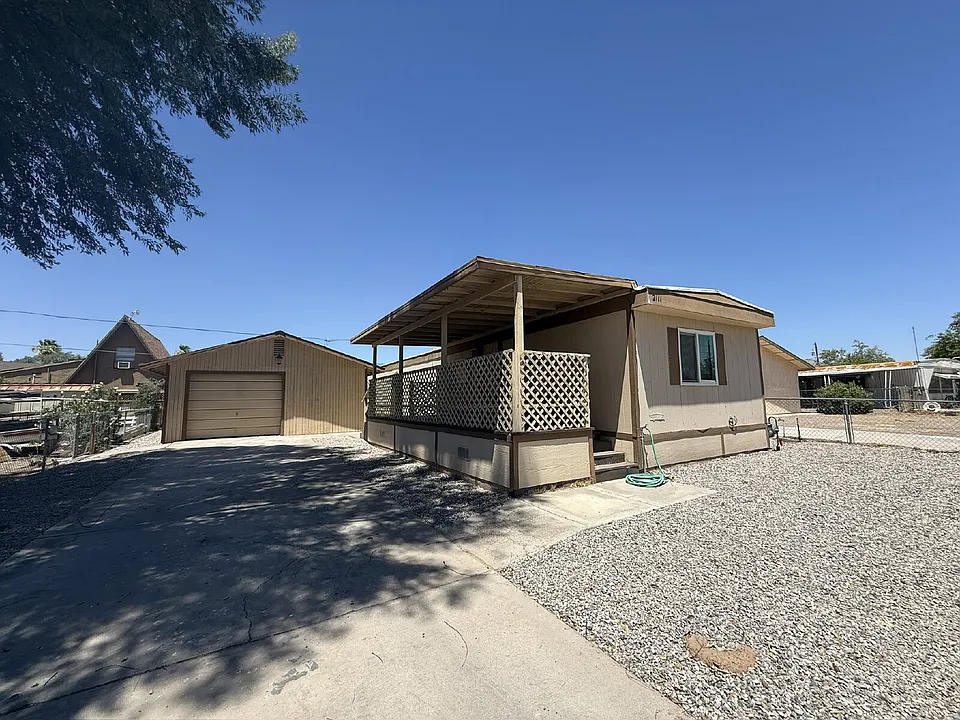 2111 Santa Cruz Ave
