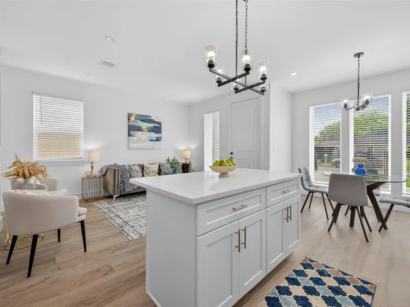 5027 Willow Glen Dr, Houston, TX