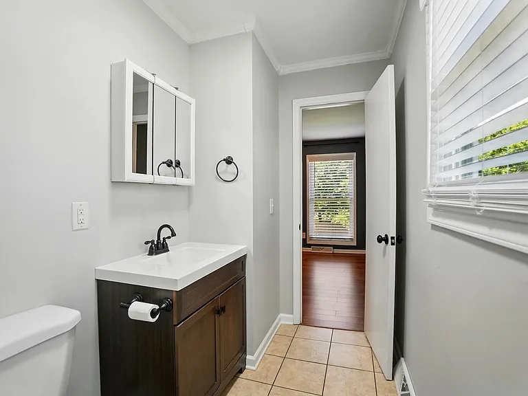 2413 Hoffman St — Photo 22