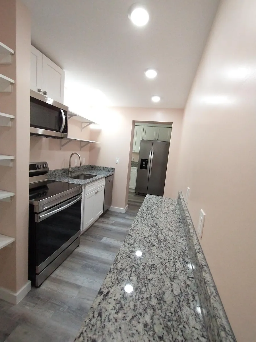 Granite/stainless kitchen with plenty of storage - 135 NW Shannon Ave