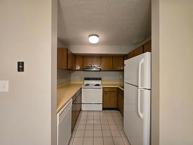 Creekwood Apartments - Farmington — Photo 12