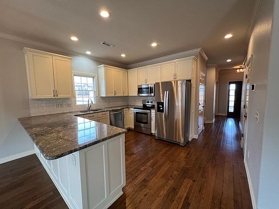 Nice, open kitchen with fridge included.