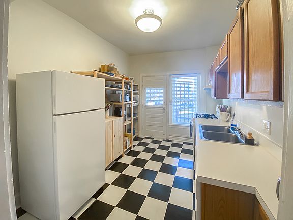 5th image of 3519 Wyandotte St APT 2S