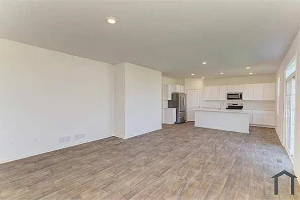 6 bed, 2354 sqft, $4,500 — Photo 3