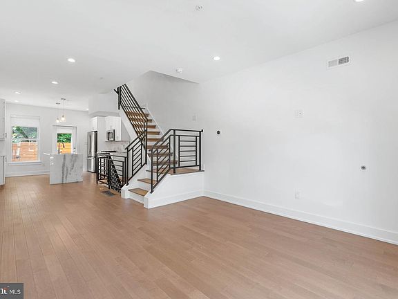 3rd image of 616 Dudley St