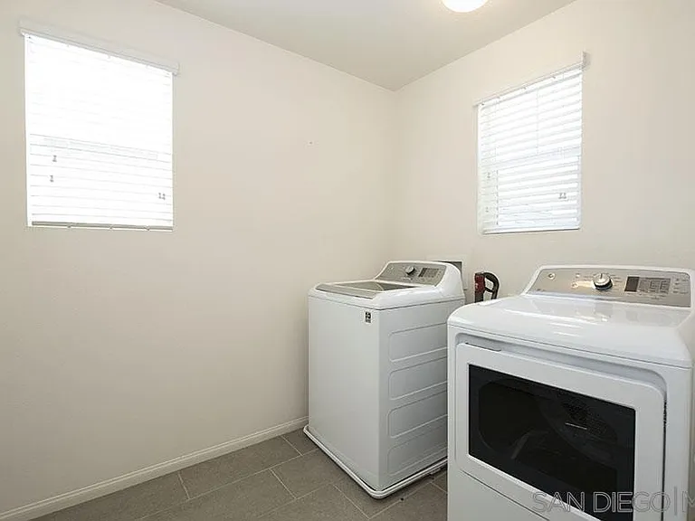 512 Moonlight Dr — Photo 4