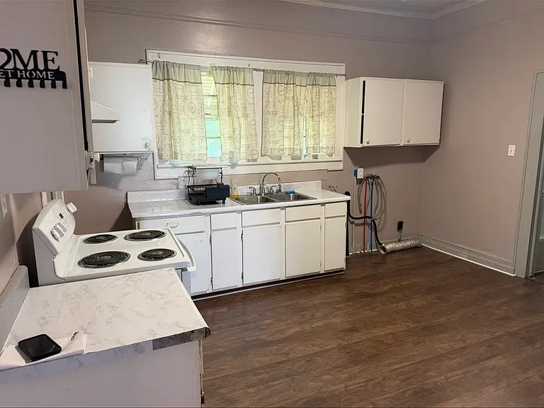 211 Hawkins St — Photo 7