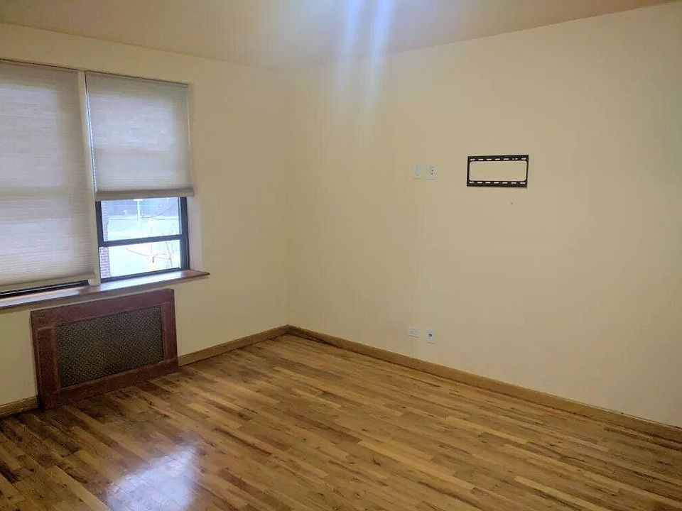2nd image of 2912 Brighton 12