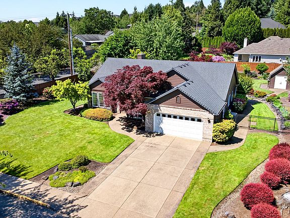 2nd image of 211 NW West Hills Dr