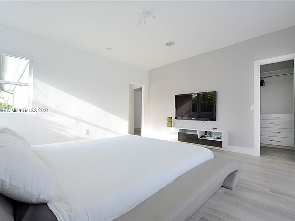 5th image of 880 N Venetian Dr