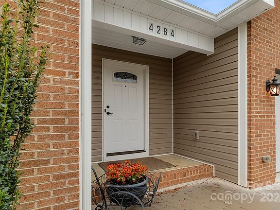 3rd image of 4284 Pickering Dr