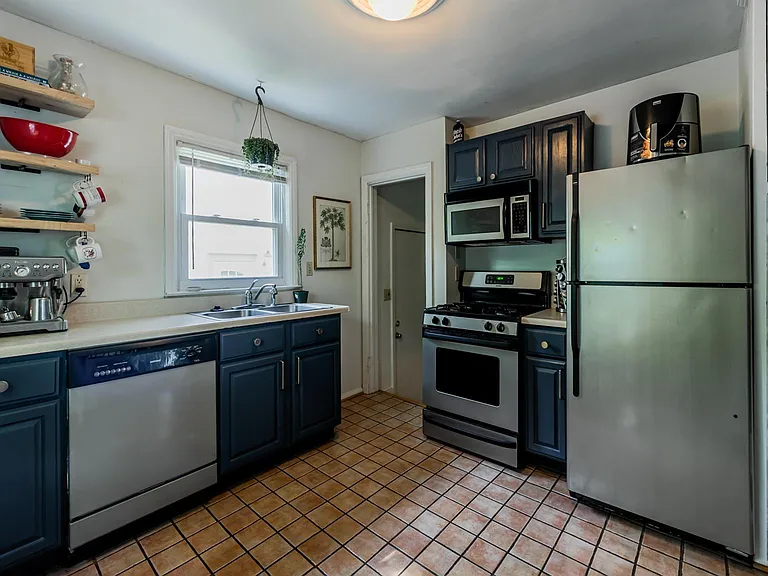 225 N Fairview Ave — Photo 6