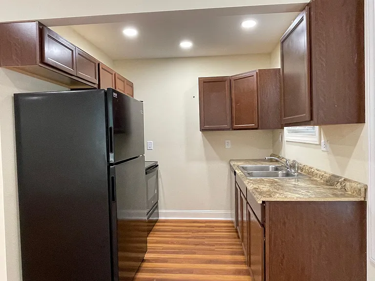 604 Avery St — Photo 13