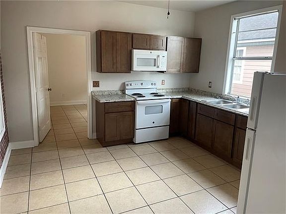 2nd image of 1017 Gordon St