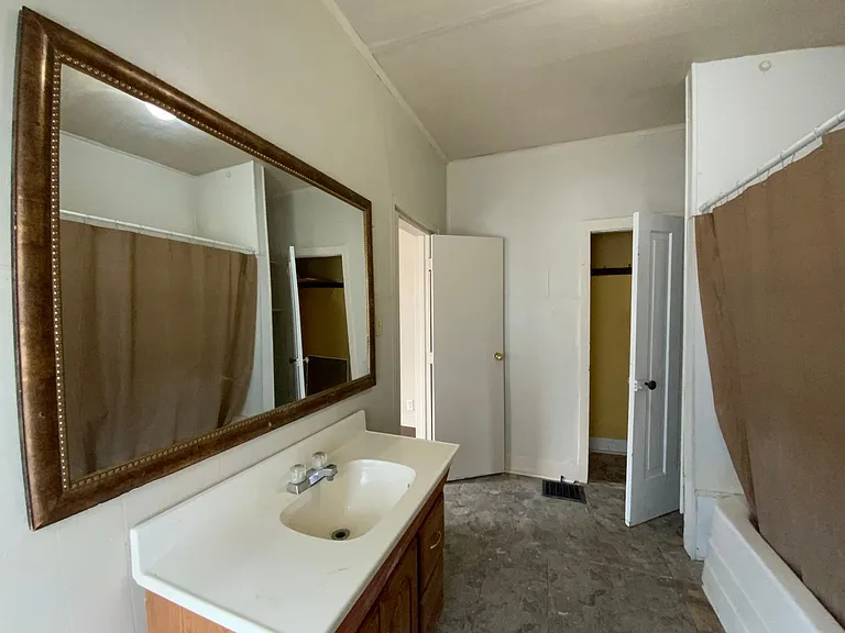 532 W 6th St — Photo 9