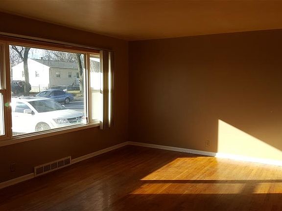 5th image of 806 W 32nd Ave