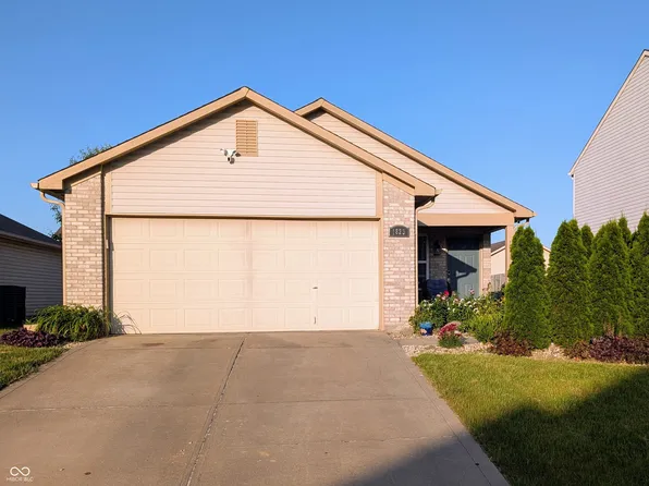 1823 Long Lake Dr, Greenwood, IN 46143