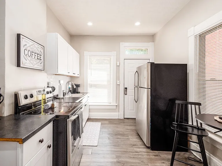 605 Oak St — Photo 16