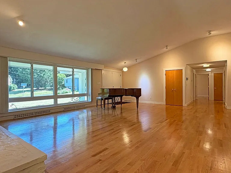 37 Stephen Pl — Photo 7
