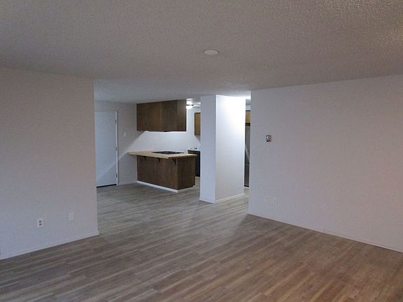 3rd image of 790 SE Juniper St