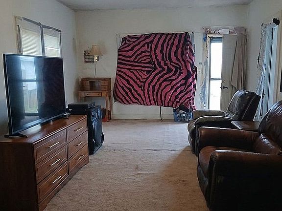 4th image of 608 Kaw St
