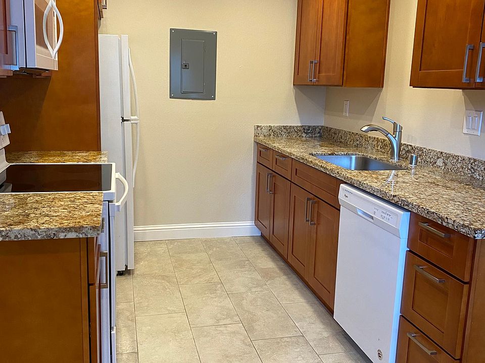 1st image of 955 Castlewood Dr APT 2