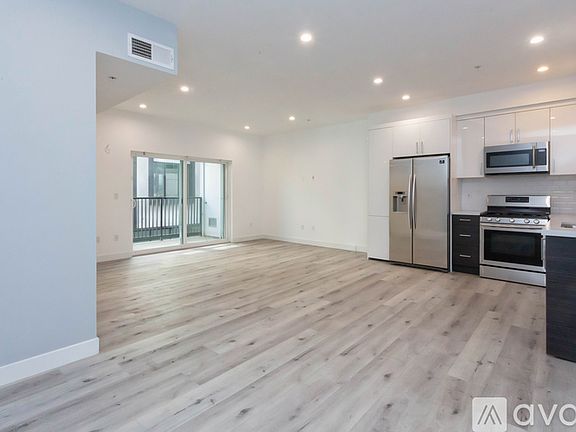 3rd image of 947 Wilcox Ave #203