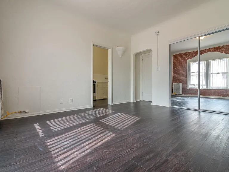 Gordon Street Apartments — Photo 11