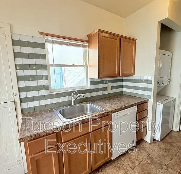 321 S Stone Ave #4 — Photo 3