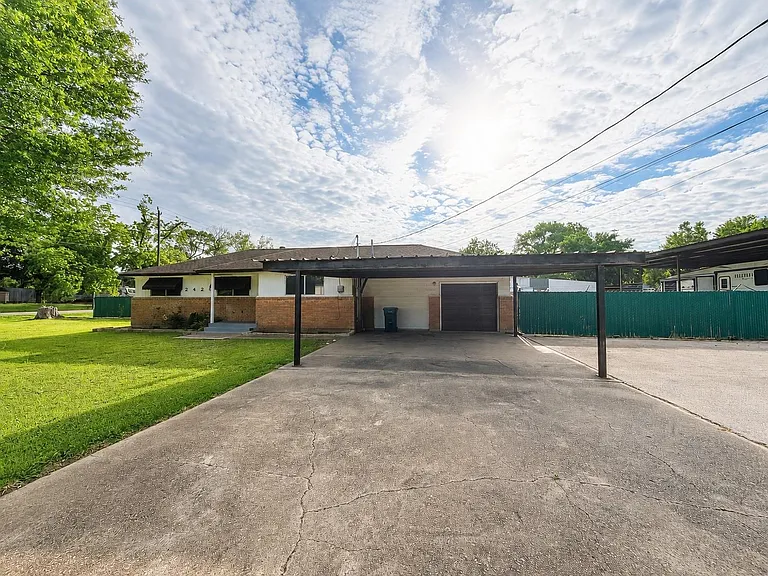 2426 Dupont St — Photo 1