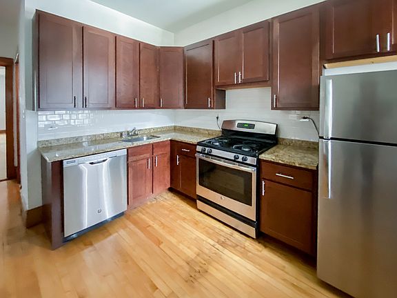 2nd image of 3637 1/2 N Paulina St #1