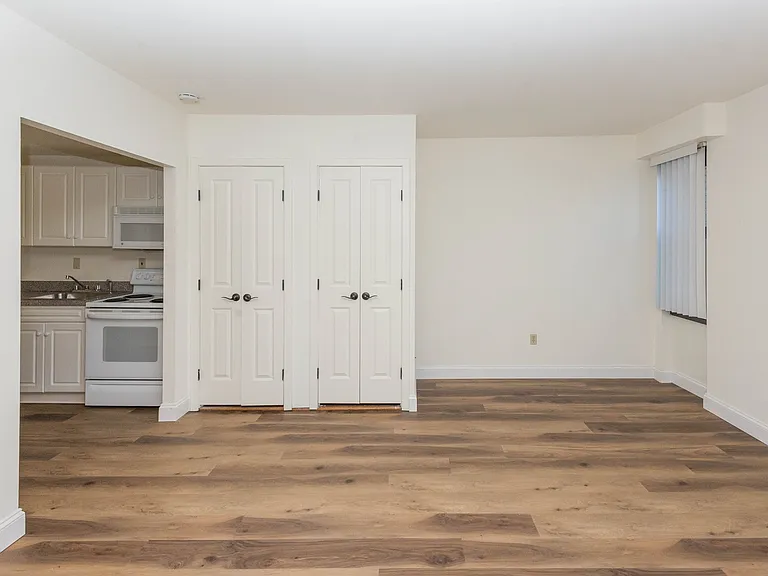 Lakewood Apartments — Photo 8