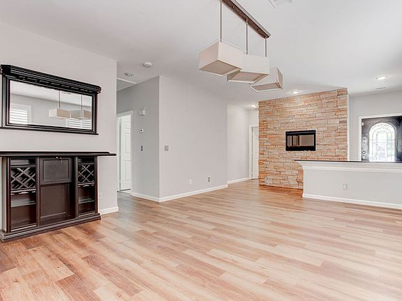 3rd image of 325 Brilliant Summit Cir