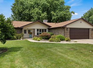 13 Golfview Dr, Savoy, IL