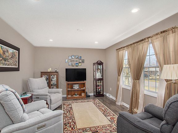 4th image of 5499 Rockbluff Dr NE