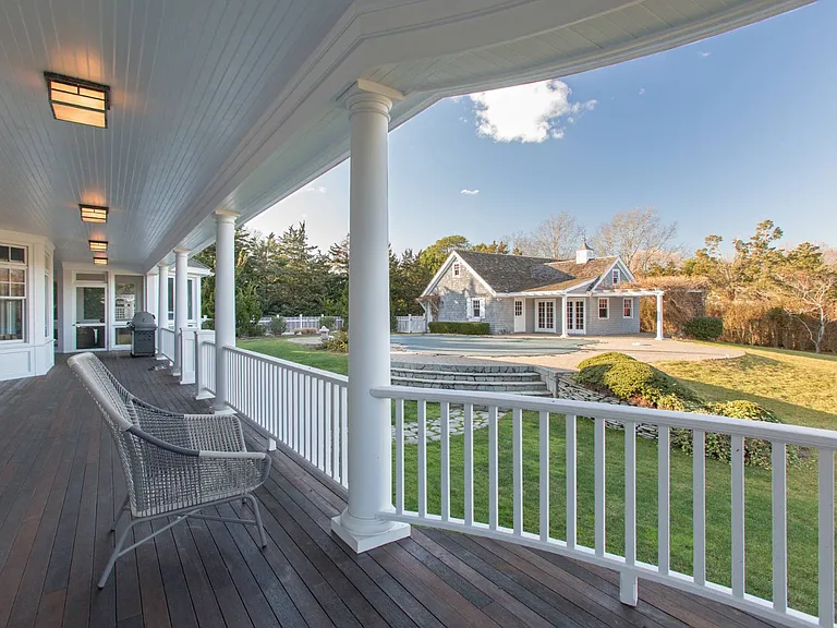 4 Hobart Ln — Photo 4