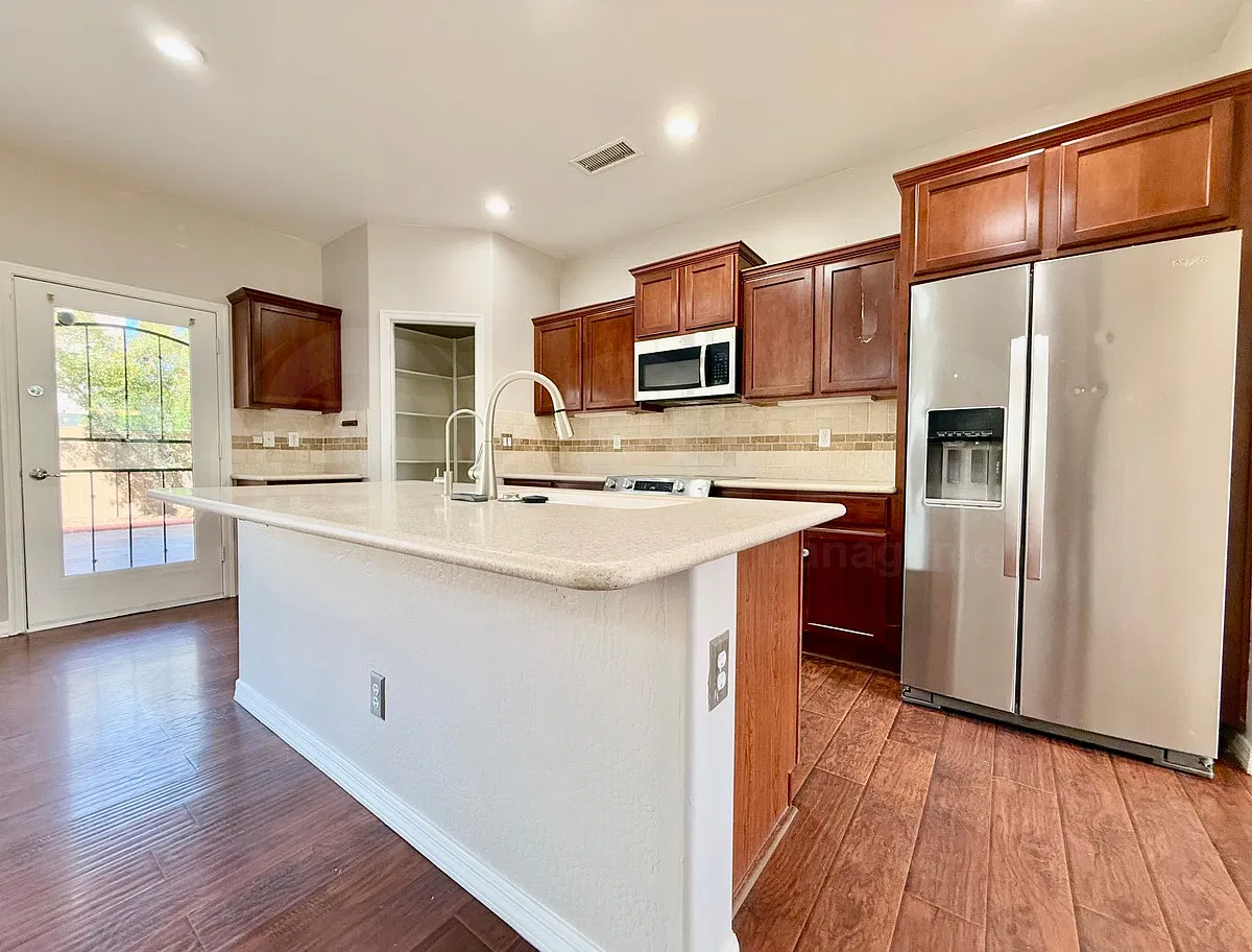 3 bed, 2.5 bath, 1909 sqft, $2,350 — Photo 4