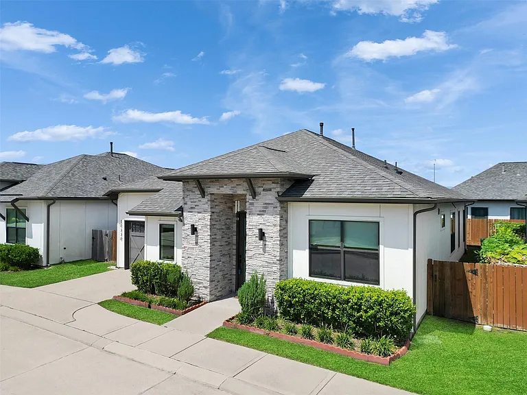 10330 Grove Row Ave — Photo 3
