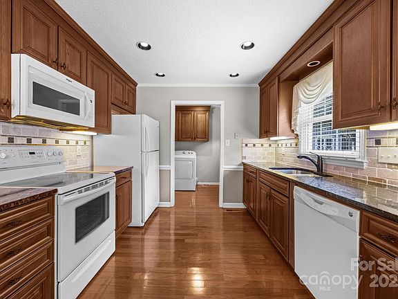 5th image of 2624 Castlewood Dr