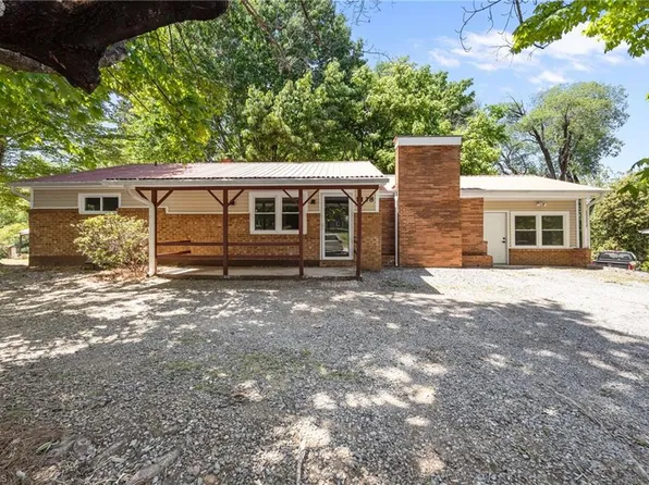 1138 Liberty Dr, Thomasville, NC 27360