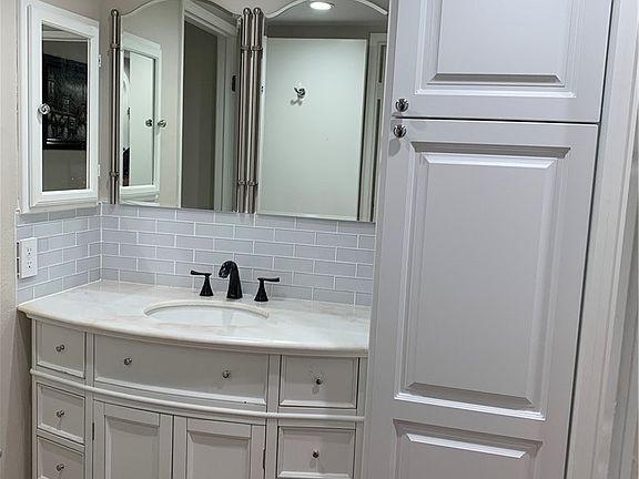 5th image of 22100 Burbank Blvd #22100