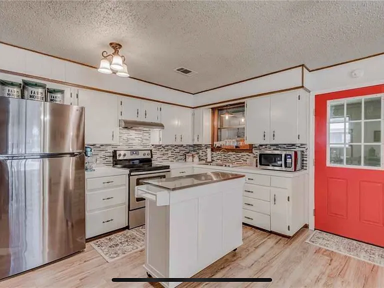 203 E Brier Ln — Photo 5