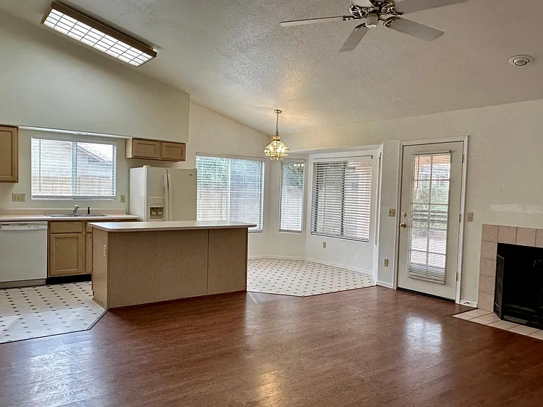 1624 N Sawyer — Photo 3