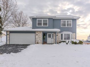 601 Bluff St, Carol Stream, IL 60188