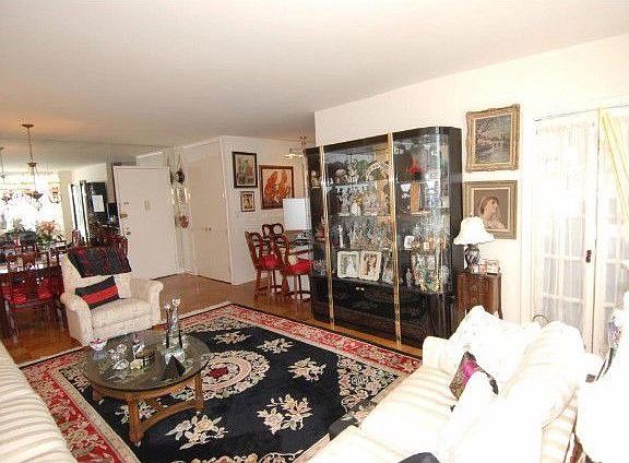 3rd image of 26910 Grand Central Pkwy APT 17B